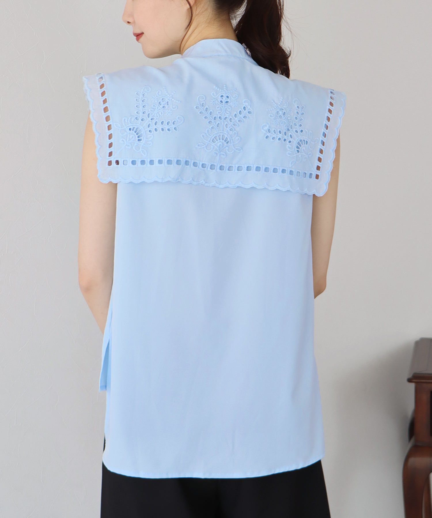 日本 BLUE EAST - 甜美蕾絲方領無袖上衣-水藍