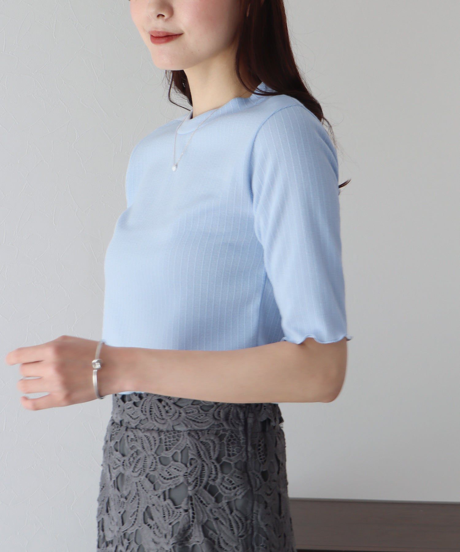 日本 BLUE EAST - 圓領彈性捲邊五分袖上衣-米杏