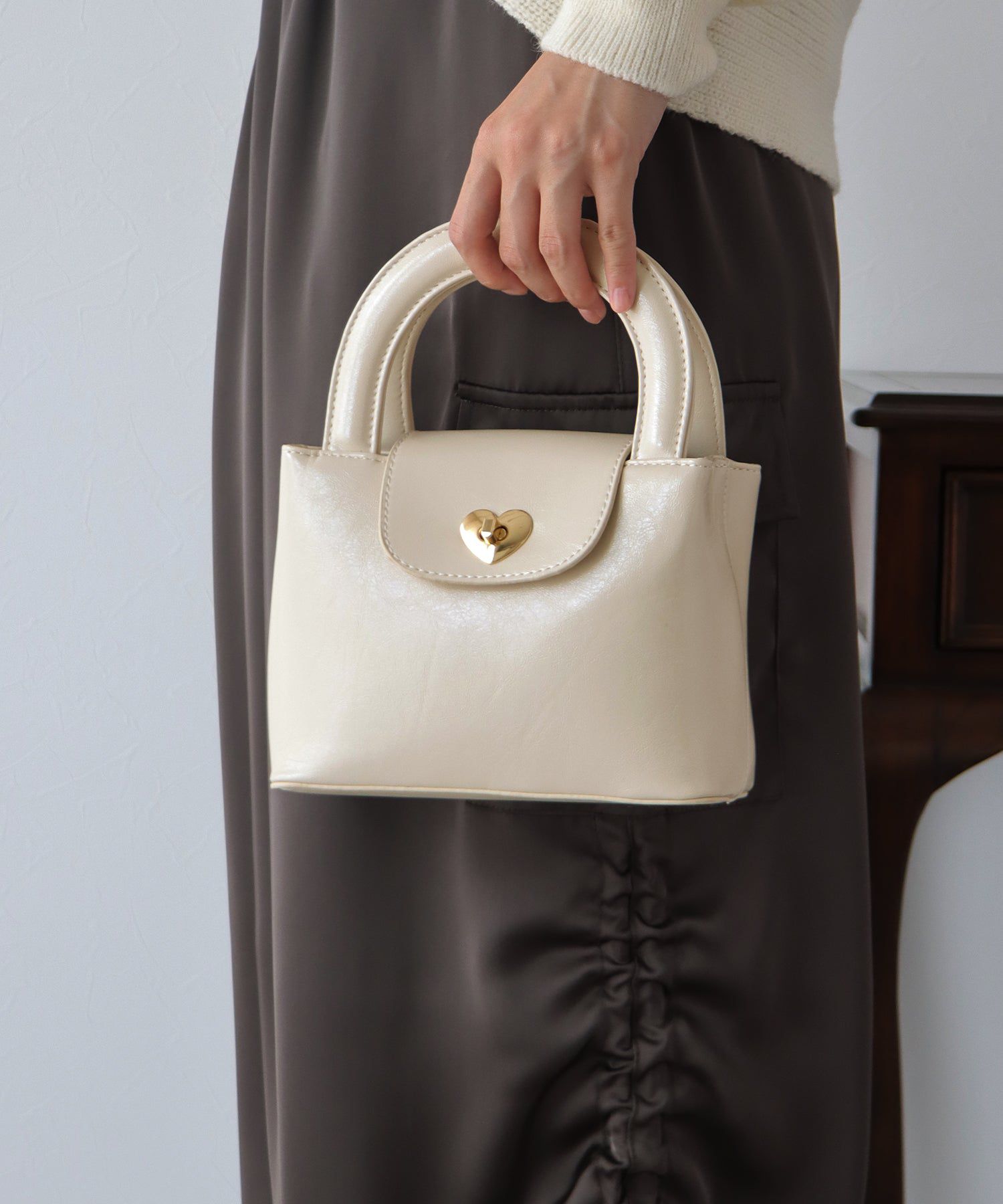 日本 BLUE EAST - 2WAY愛心金釦皮革肩背包-黑