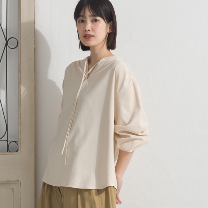 日本 OMNES - 柔滑科技棉 俐落感綁帶澎袖上衣-濃綠