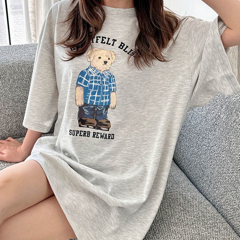 美式風熊熊印花寬鬆長版T恤-燕麥灰 (F)