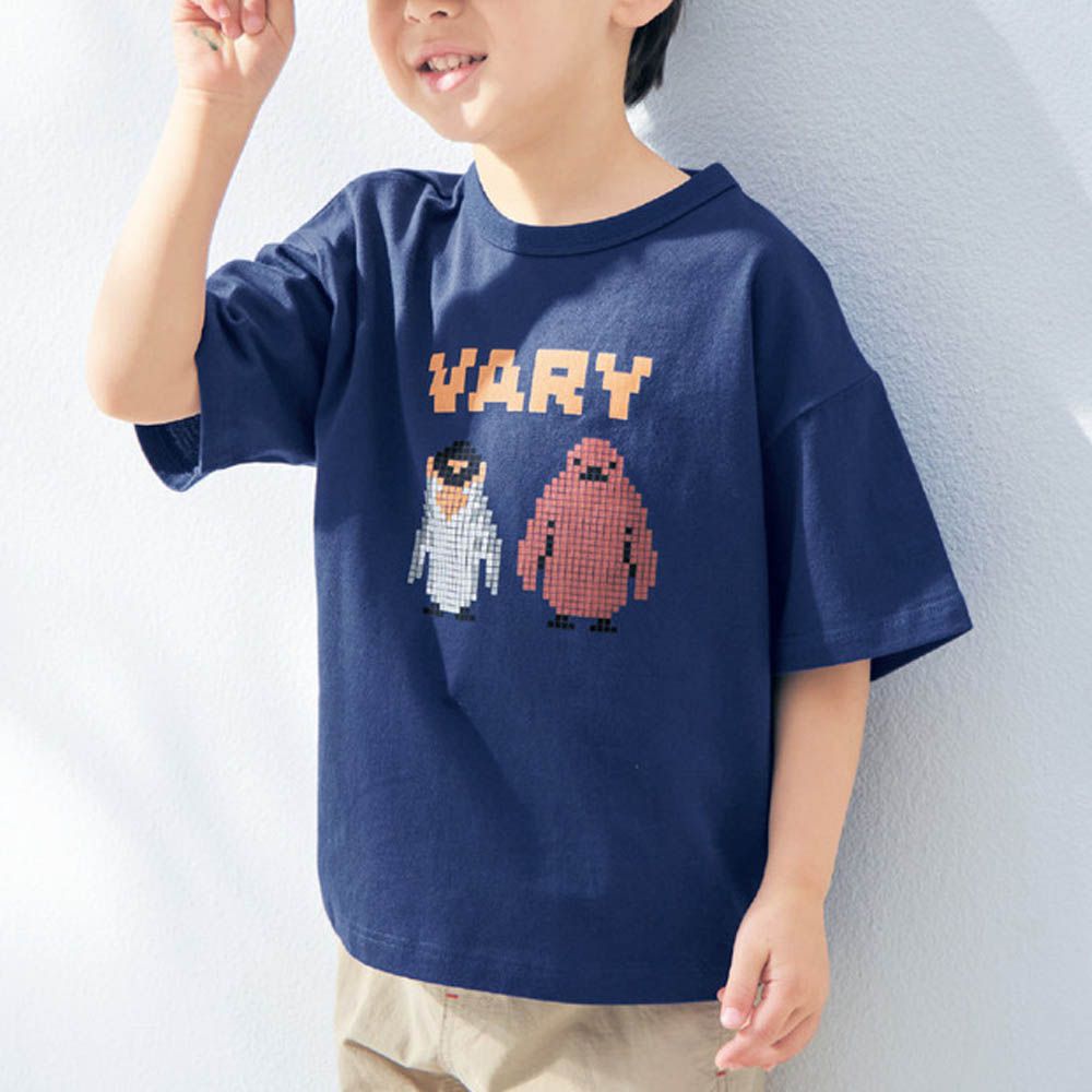 GITA 定番印花落肩短袖上衣-方塊企鵝-深藍