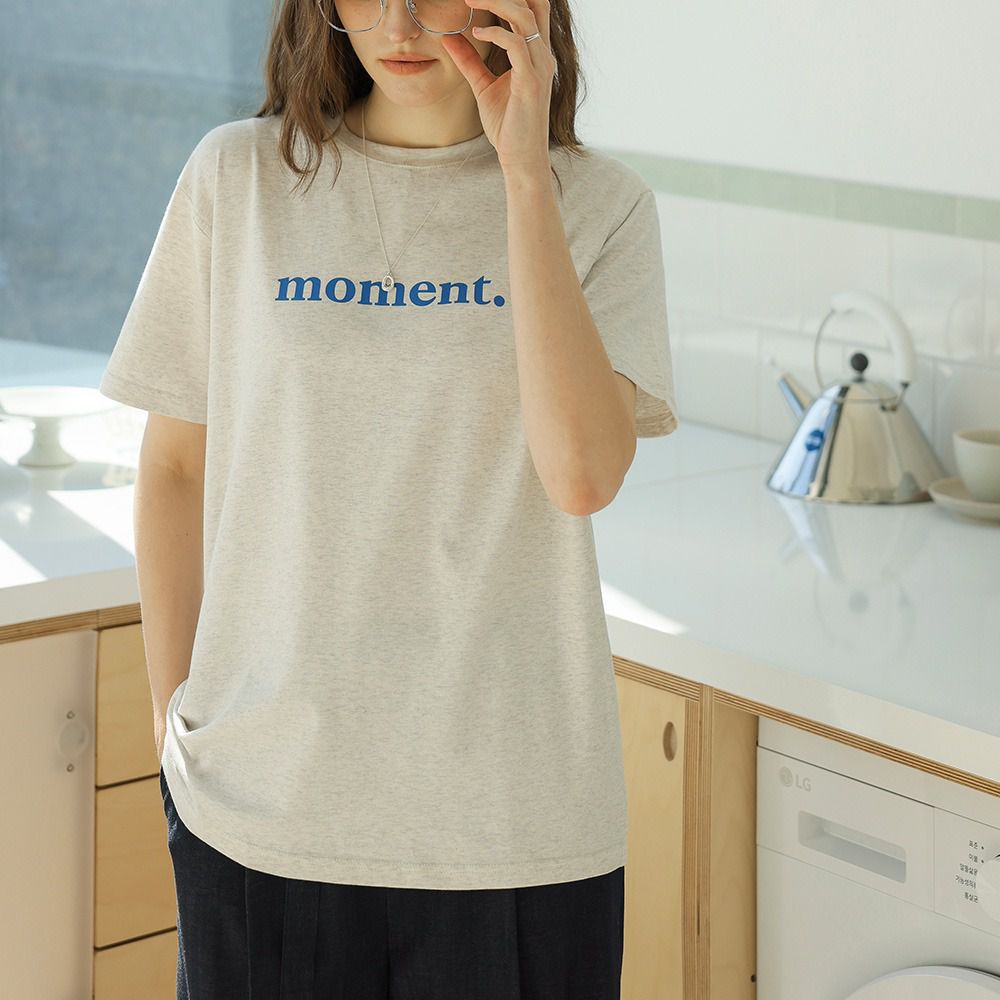 文字印莫代爾混紡短袖上衣-燕麥 (FREE)