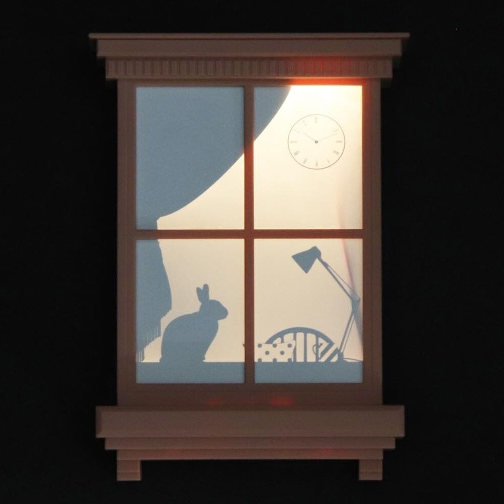 日本 TOYO CASE - LED 感應夜燈壁飾-窗戶剪影-粉色書桌兔兔-10.5x15.7x2.5cm
