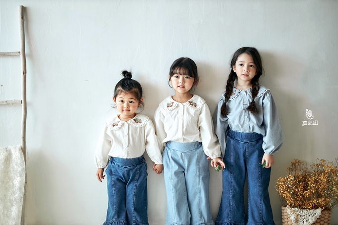 韓國 Jmsnail - 草莓刺繡領點綴澎澎袖襯衫-藍