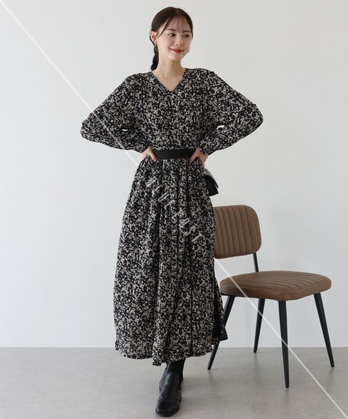 日本 BLUE EAST - 成熟花卉飄逸感V領長袖洋裝-卡其米