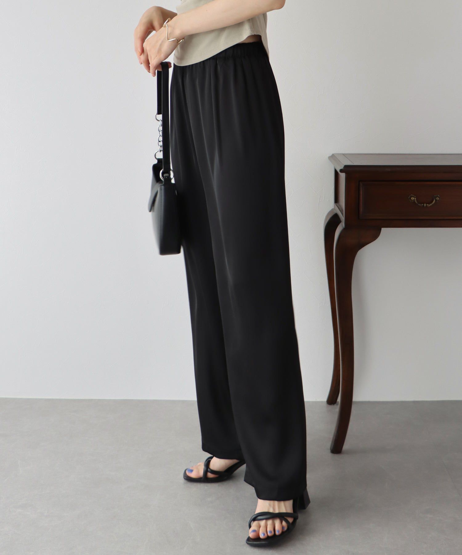 日本 BLUE EAST - 緞面光澤感垂墜感長褲-黑