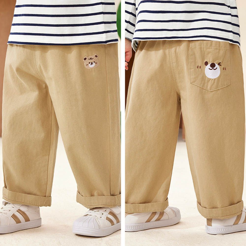 純棉腰鬆緊休閒長褲-後童趣繡花口袋-卡其色