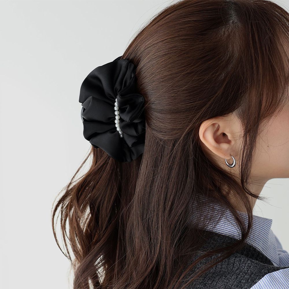 韓國製 精緻緞面珍珠點綴皺摺抓夾-黑