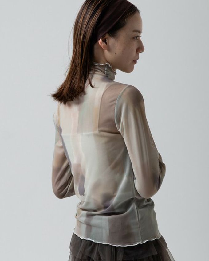 日本 gleam - 水彩畫風透膚皺摺高領長袖上衣-米杏x卡其灰系