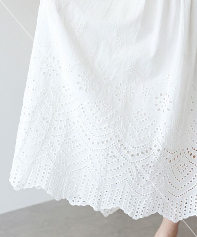 日本 BLUE EAST - 甜美雕花蕾絲下擺鬆緊長裙-白