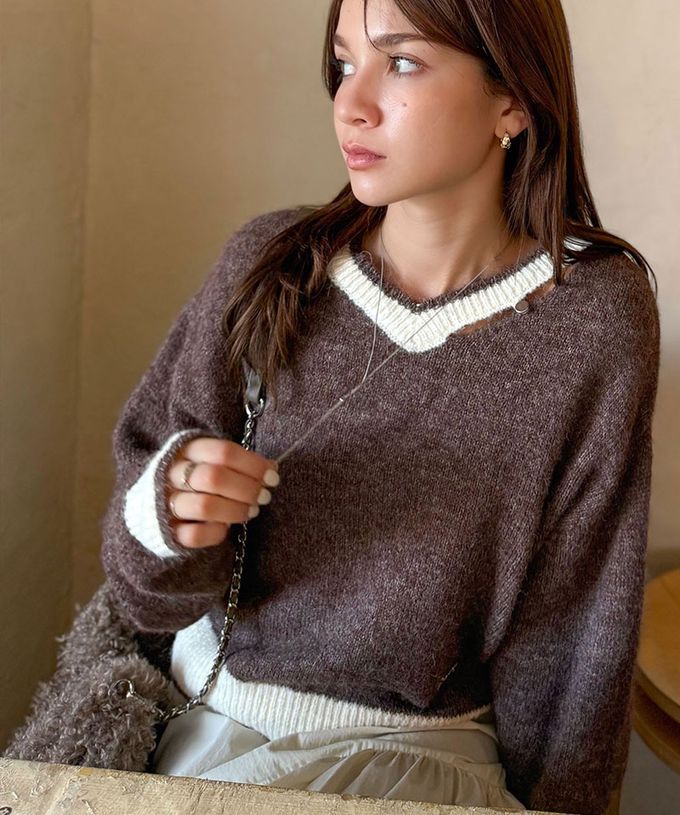 日本 Classical Elf - mily bilet 迷人鎖骨V領簡約針織上衣-咖啡棕