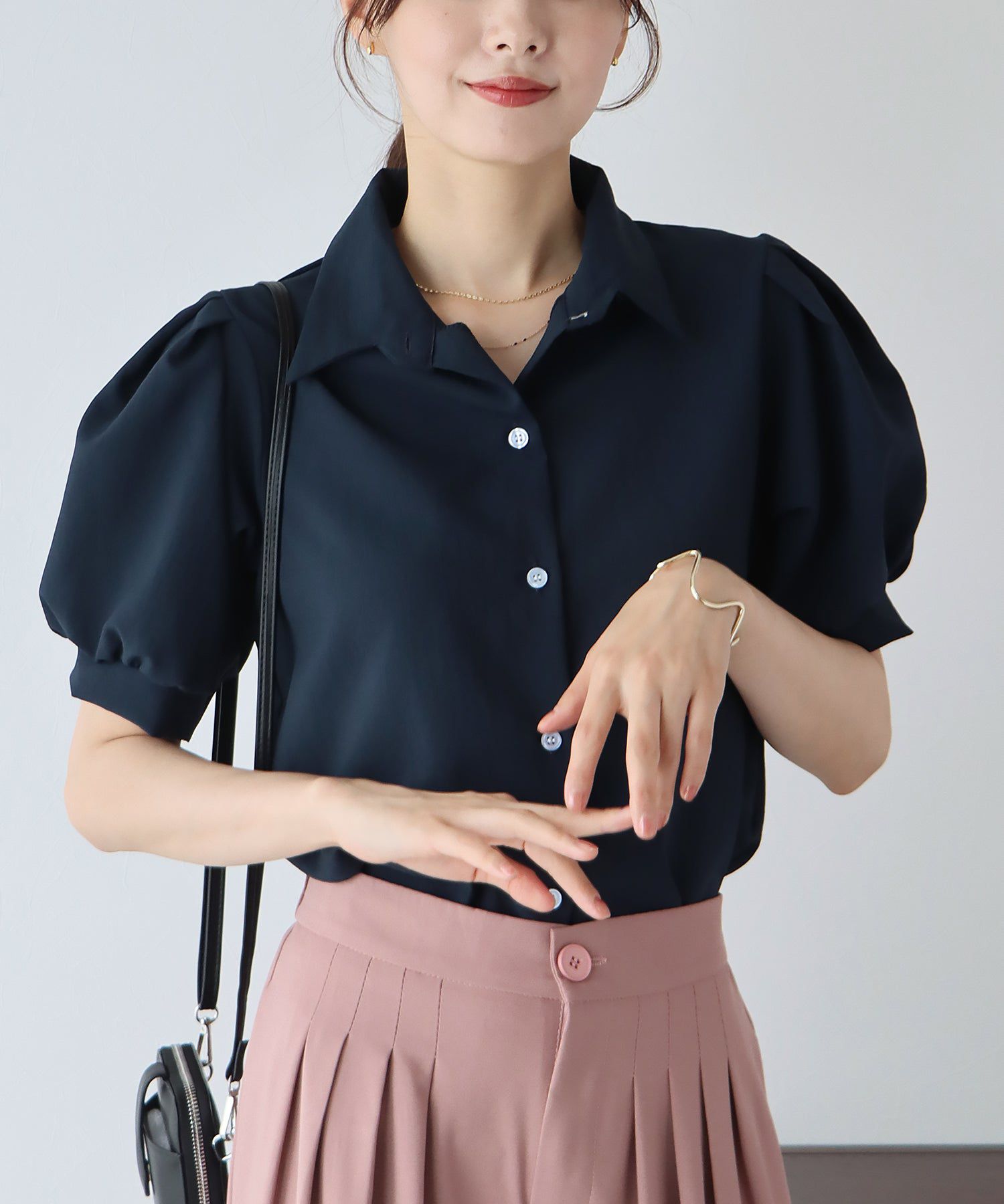 日本 BLUE EAST - 優雅百搭泡泡短袖襯衫-深藍