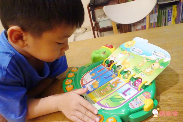 化身飛行員探索世界【Vtech】聲光探索地球儀