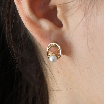 日本 BLUE EAST - 韓國製 弧線珍珠小巧高雅耳環-(耳針)-金