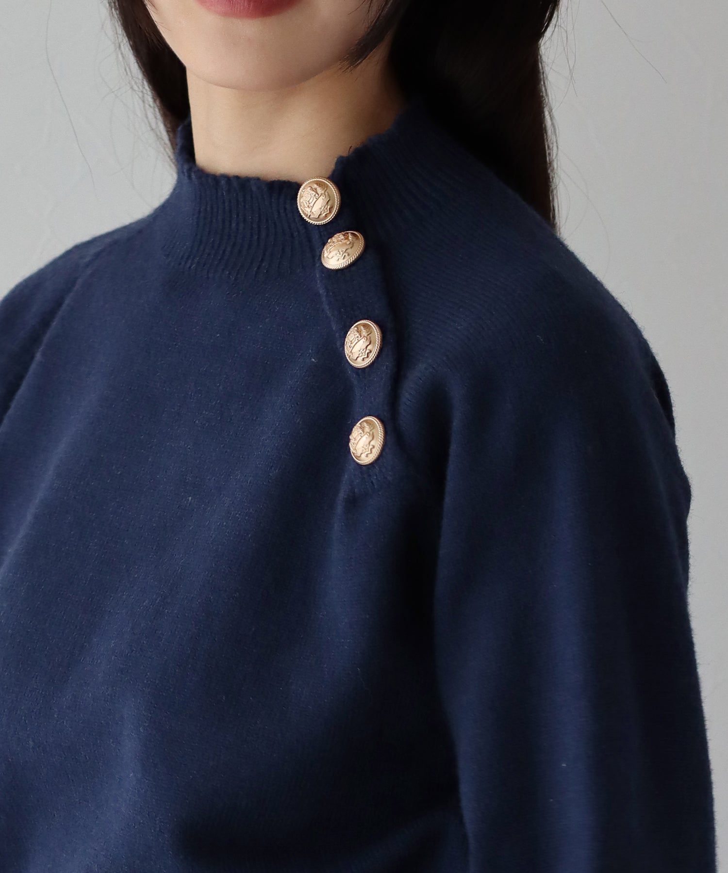 日本 BLUE EAST - 小圓金釦立領薄針織上衣-米杏