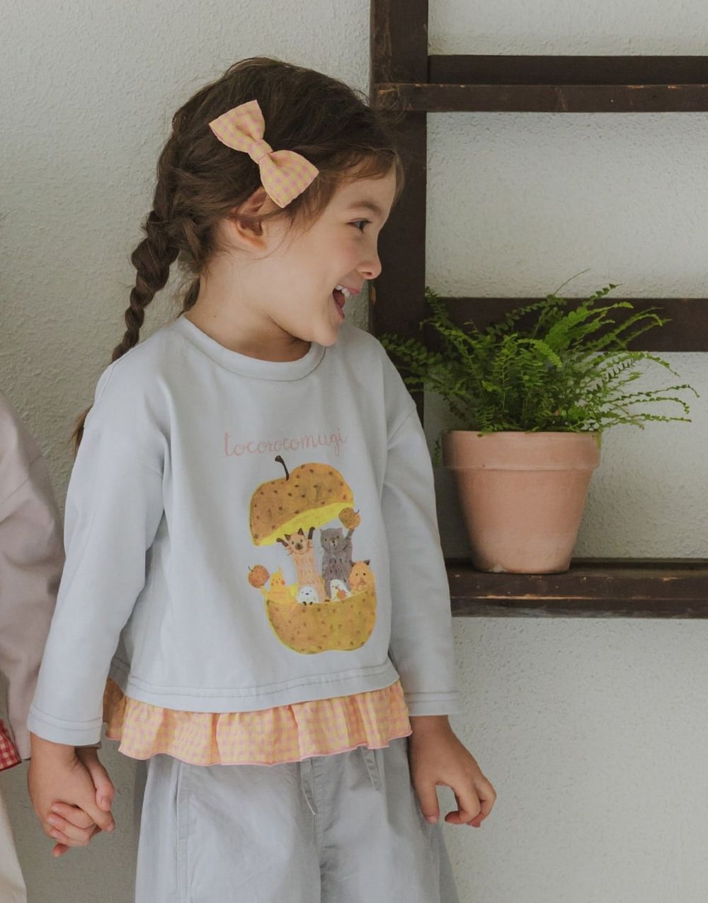 蘋果喵喵格紋點綴長袖上衣-淺灰藍X粉黃