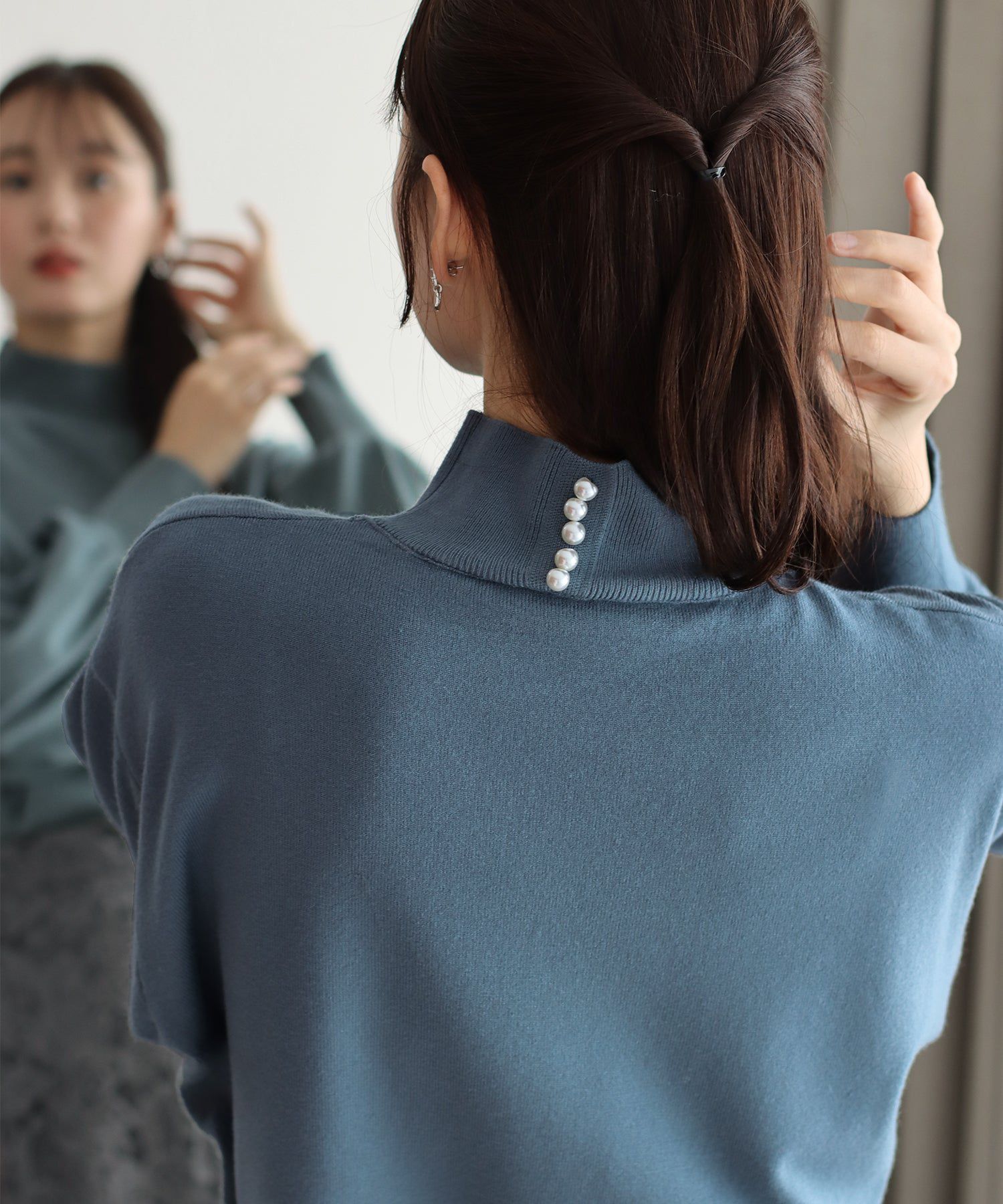 日本 BLUE EAST - 心機珍珠高領收袖針織長袖上衣-藍