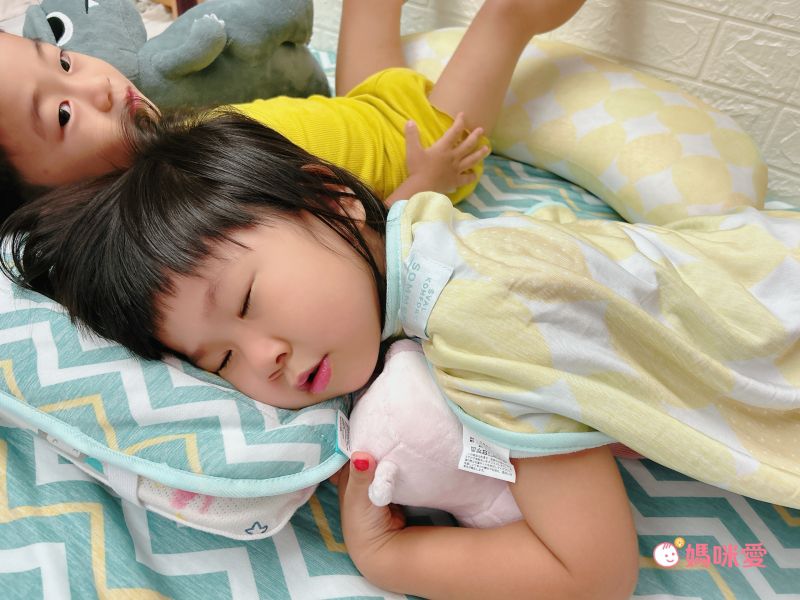 日本 DAIKAI - 接觸涼感 枕頭套-檸檬點點 (50x37cm)