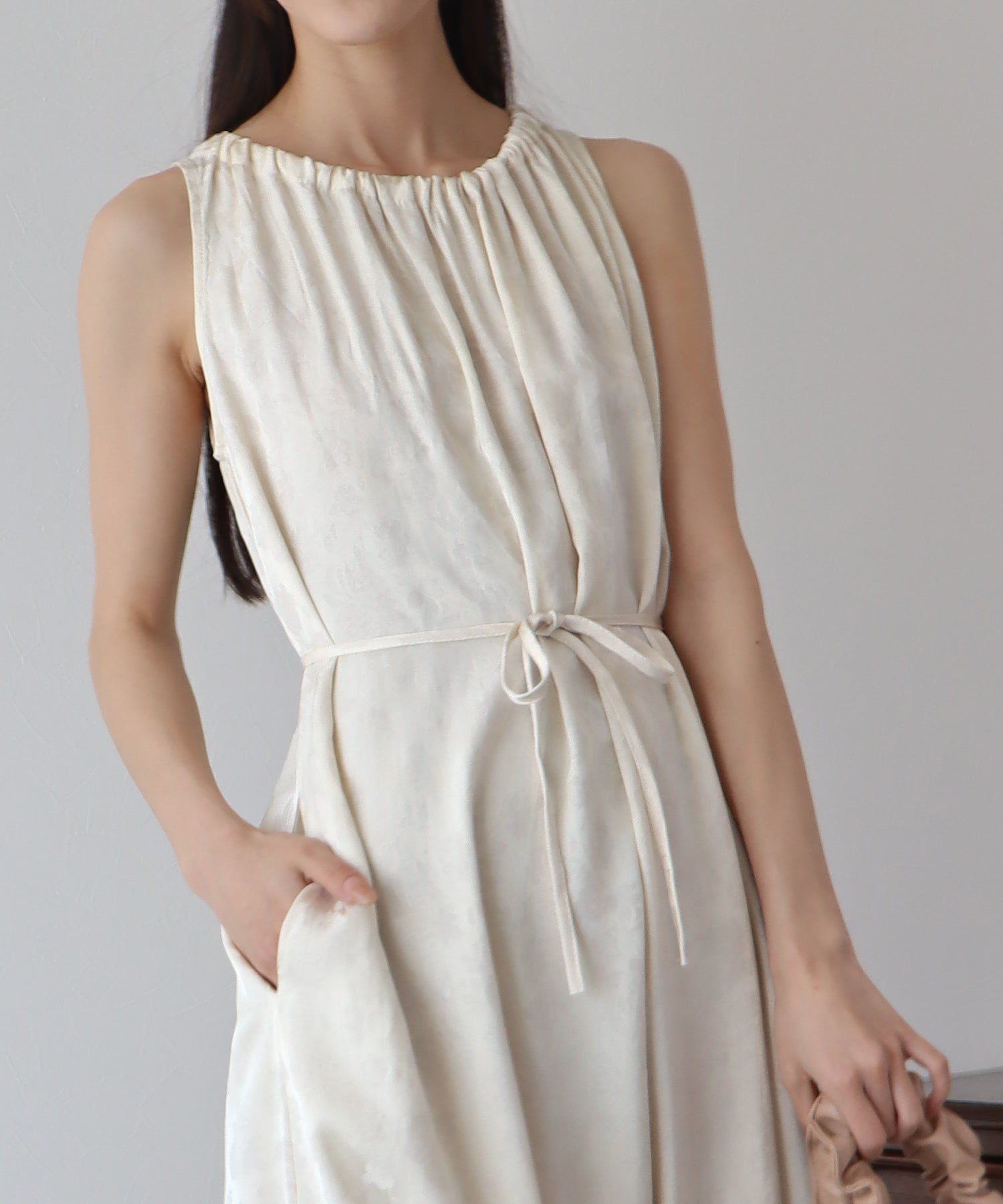 日本 BLUE EAST - 浪漫女神緹花綁帶無袖洋裝-米杏