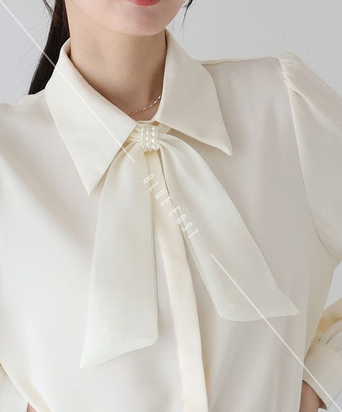 日本 BLUE EAST - 華美珍珠墜飾蝴蝶結緞面長袖襯衫-淺綠 (M)