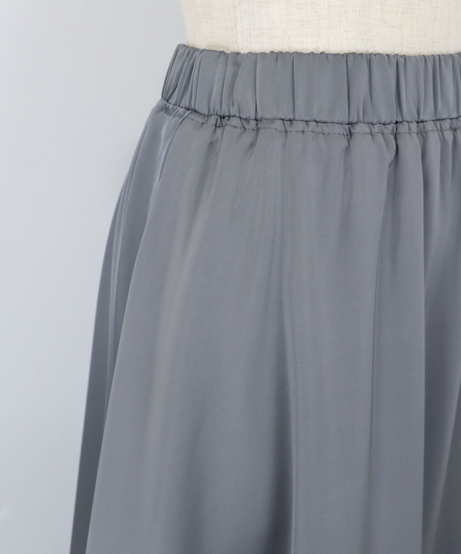 日本 BLUE EAST - 柔軟緞面光澤修身長裙-淺米杏