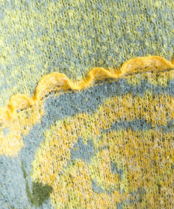 日本 Lupilien - 毛茸感華麗大花朵針織上衣-藍x淺黃