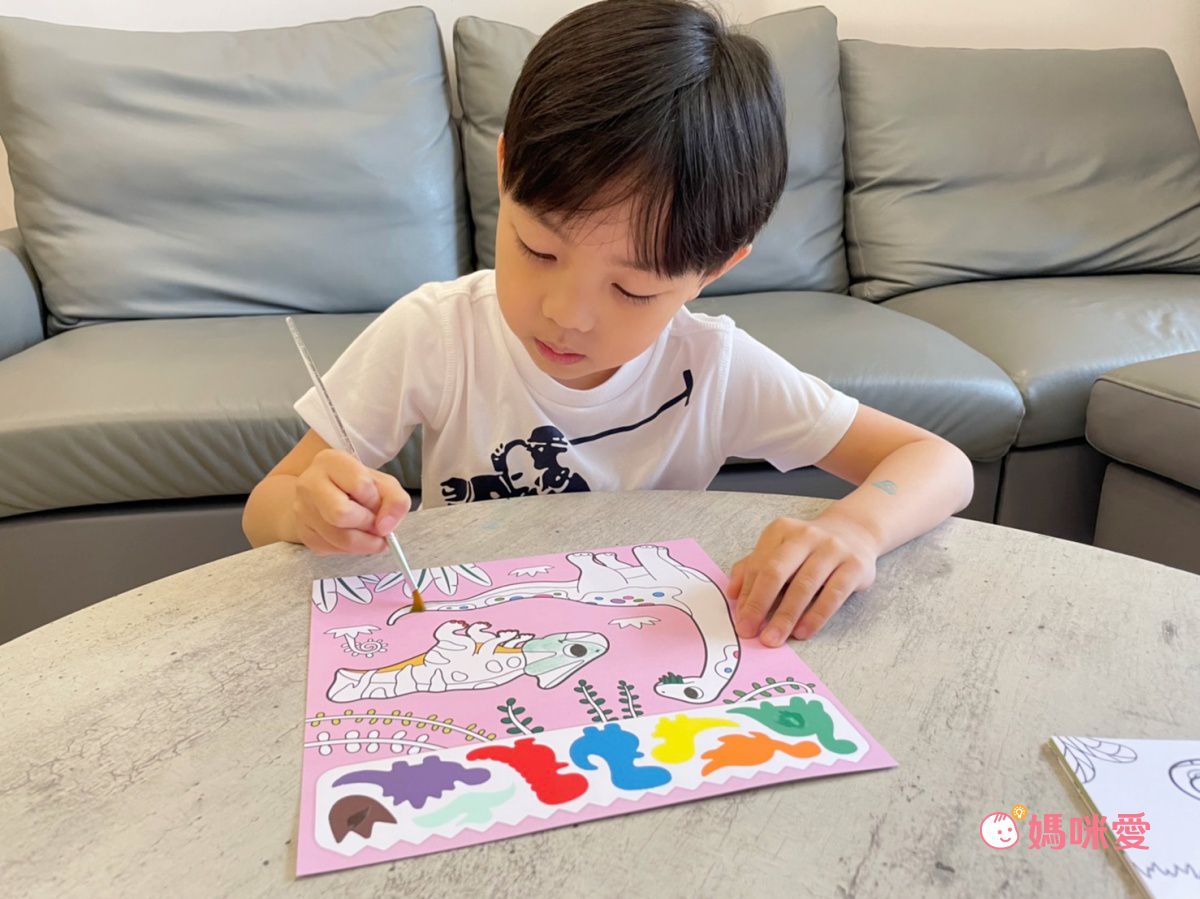 韓國最夯【韓國 ROI BOOKS】閃亮換裝寶石貼、公主彩妝遊戲書