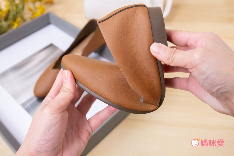 日本女裝代購 - 日本製 仿皮顯瘦尖頭柔軟波浪平底包鞋-焦糖