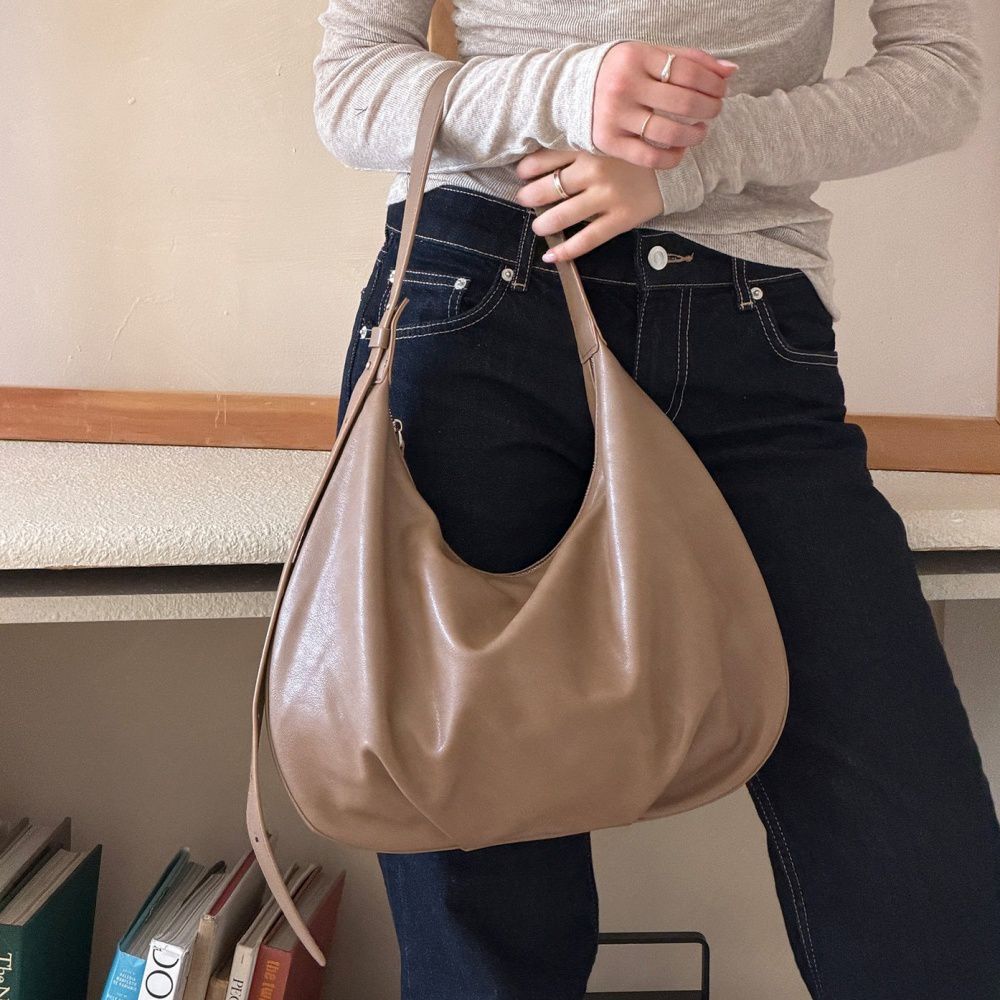 小眾設計 質感輕量皮革肩背彎月包 (摩卡咖)