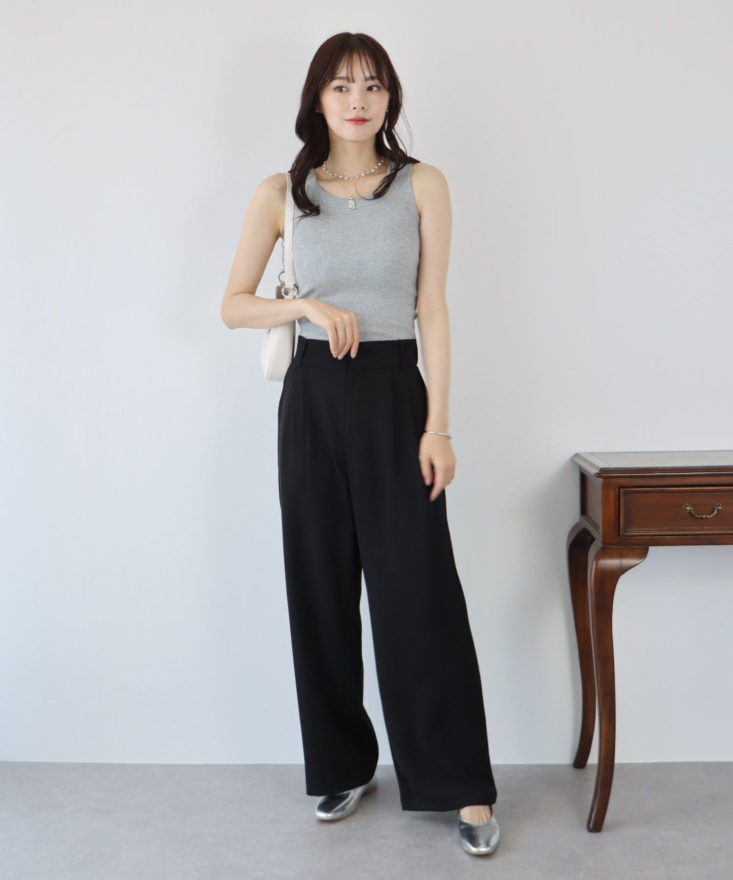 日本 BLUE EAST - 質感百搭垂墜感西裝褲-米灰