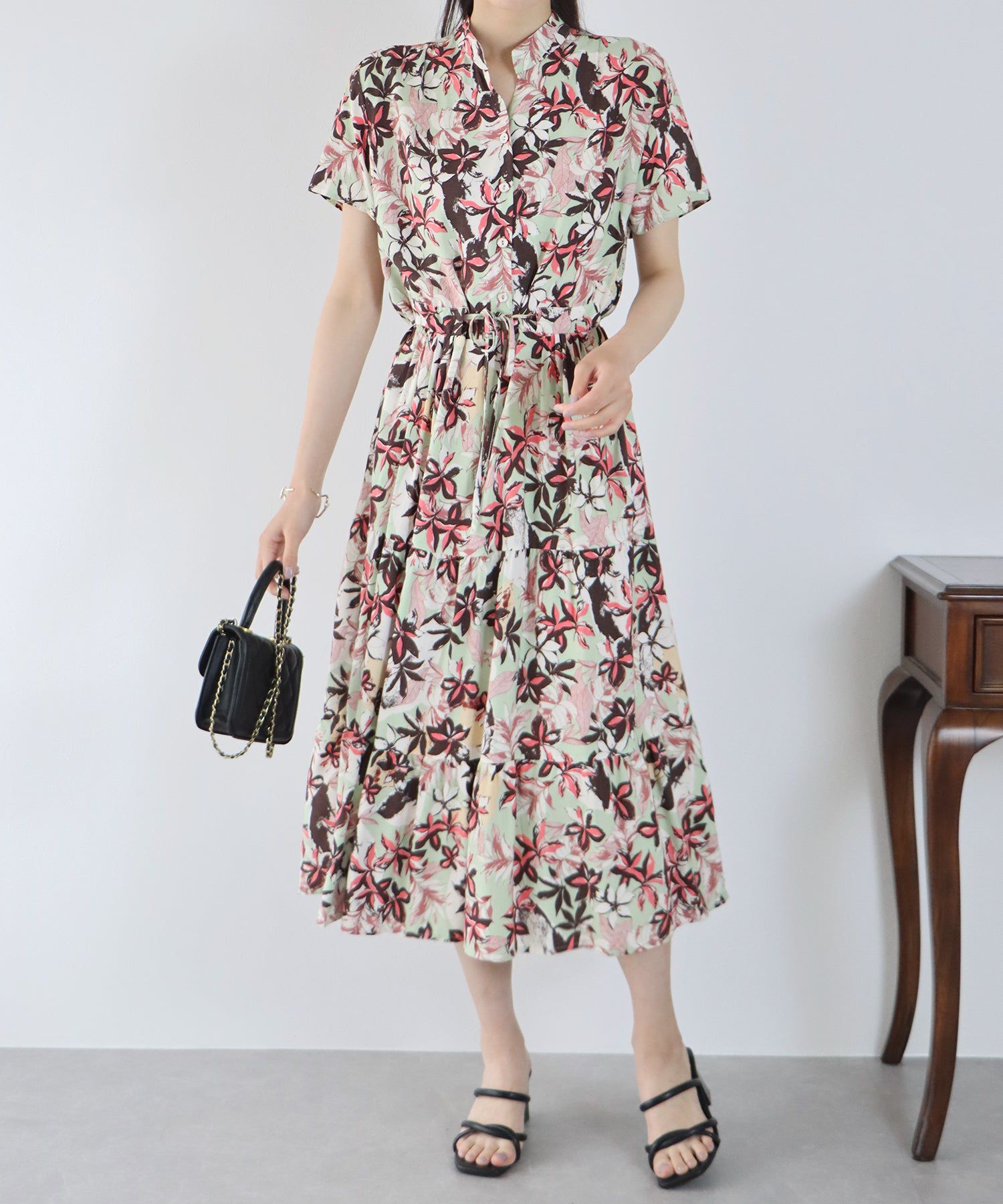 日本 BLUE EAST - 氣質小V領排釦短袖洋裝-碎花-深藍 (M(Free))