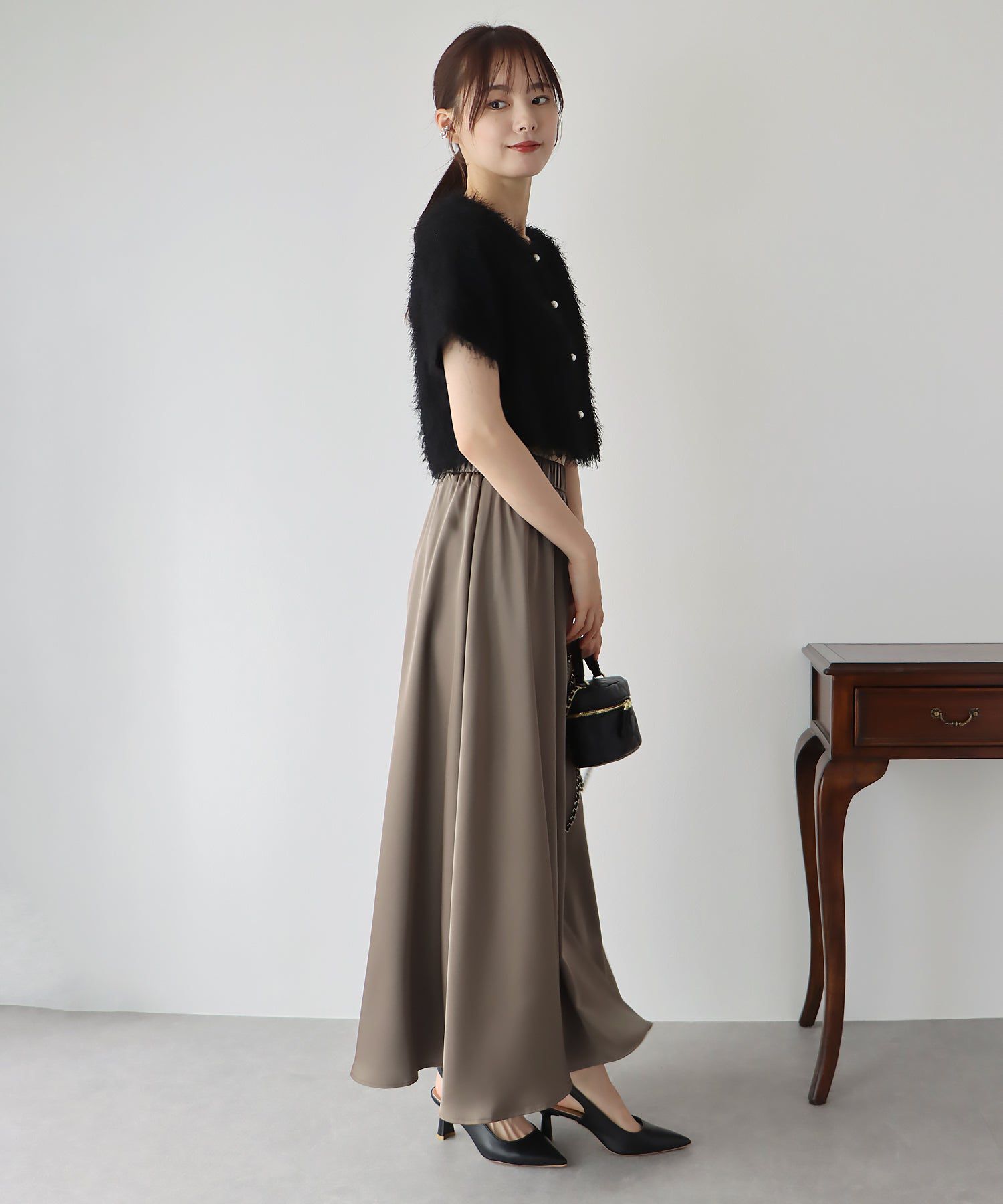 日本 BLUE EAST - 柔軟緞面光澤修身長裙-淺米杏