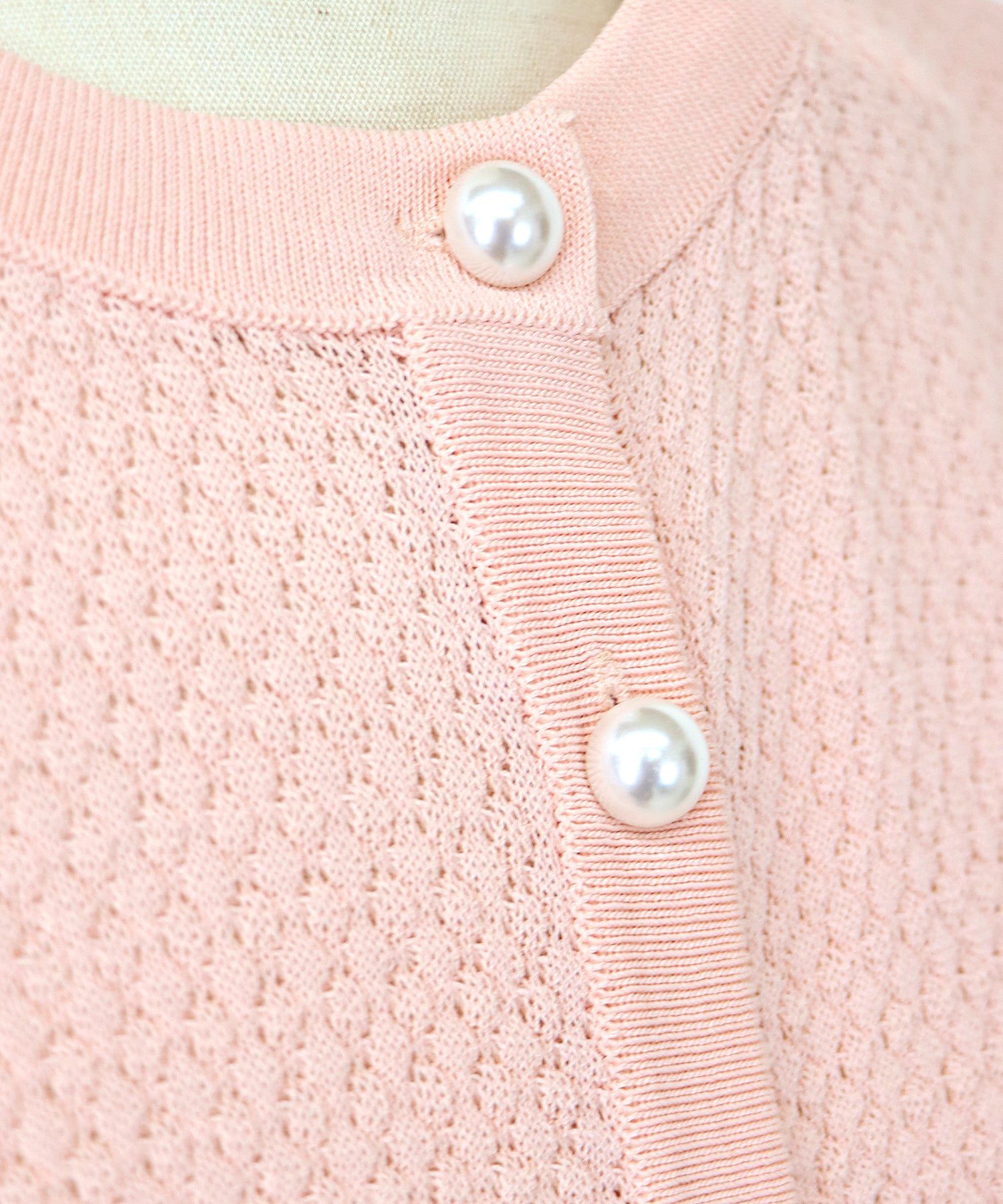 日本 BLUE EAST - 優雅圓領珍珠扣五分袖上衣-深可可