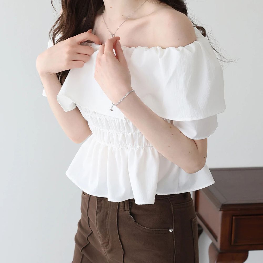 輕透甜美荷葉束腰一字領短袖上衣-白