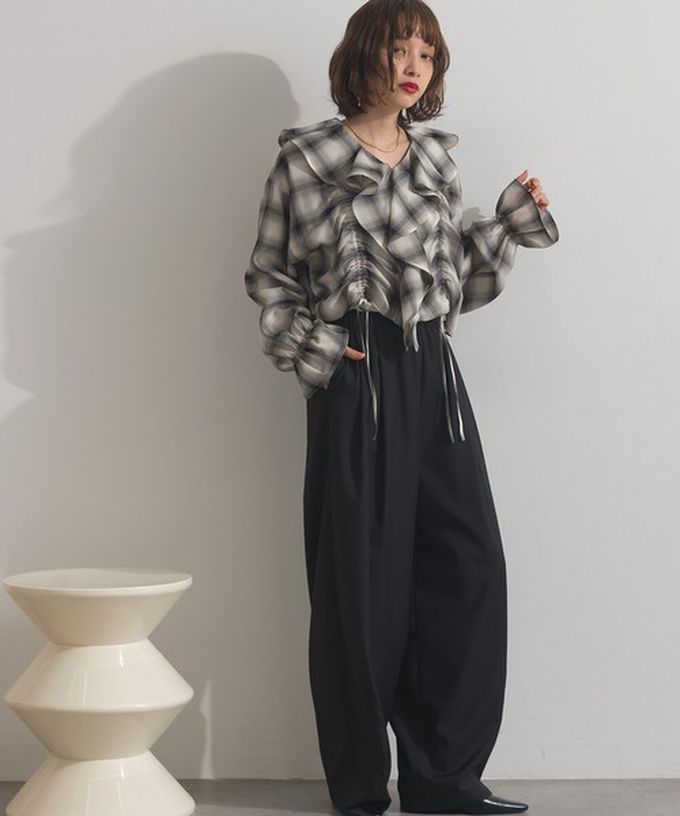 日本 ELENCARE DUE - 飄逸荷葉領浪漫抽繩長袖上衣-淺灰綠