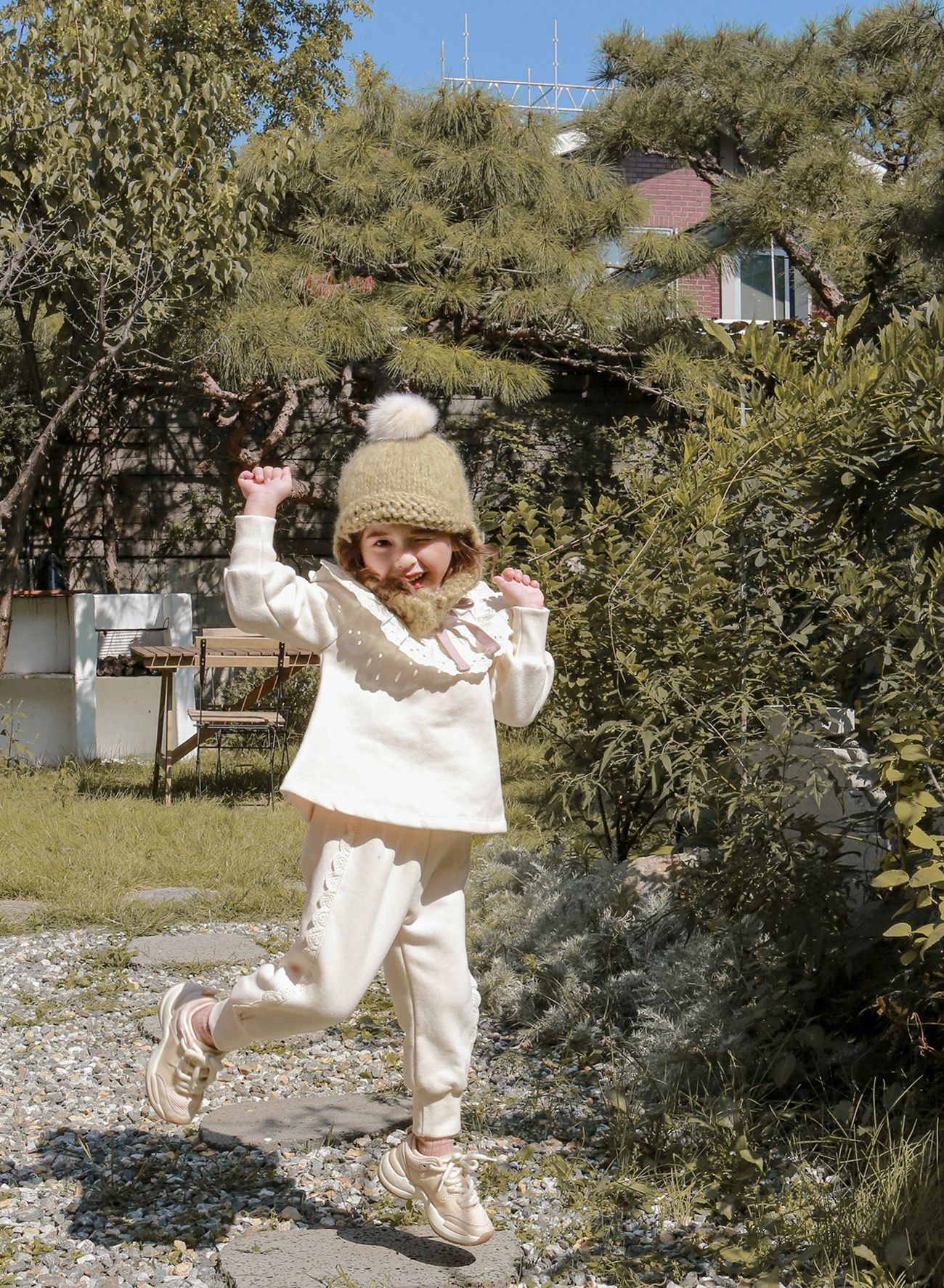 韓國 Puellaflo - 柔和花邊點綴束口長褲-奶油白