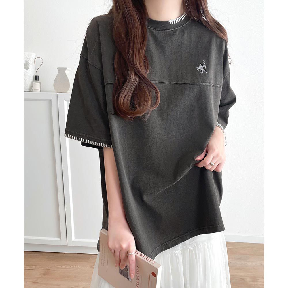 日本 Classical Elf - Java聯名 縫線刺繡風短袖T恤-炭黑