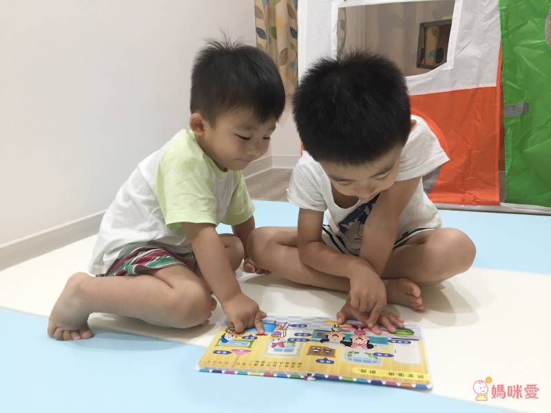 超便宜單本57元起！迪士尼卡通人物★ 洞洞書 / 著色拼圖 / 口袋書 / 泡泡棒 ★放假打發時間必備