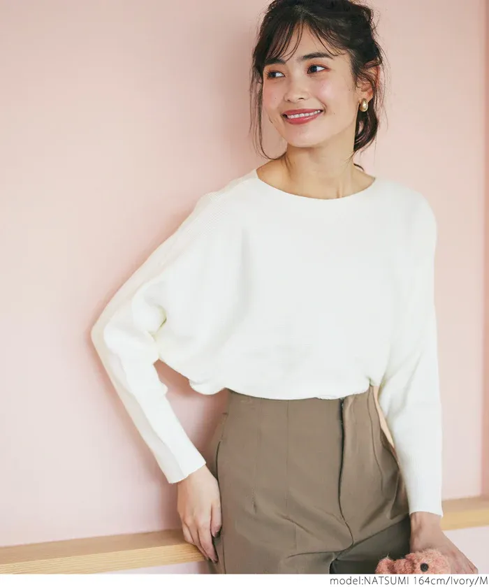 日本 COCA - 顯瘦船型領薄針織上衣-米