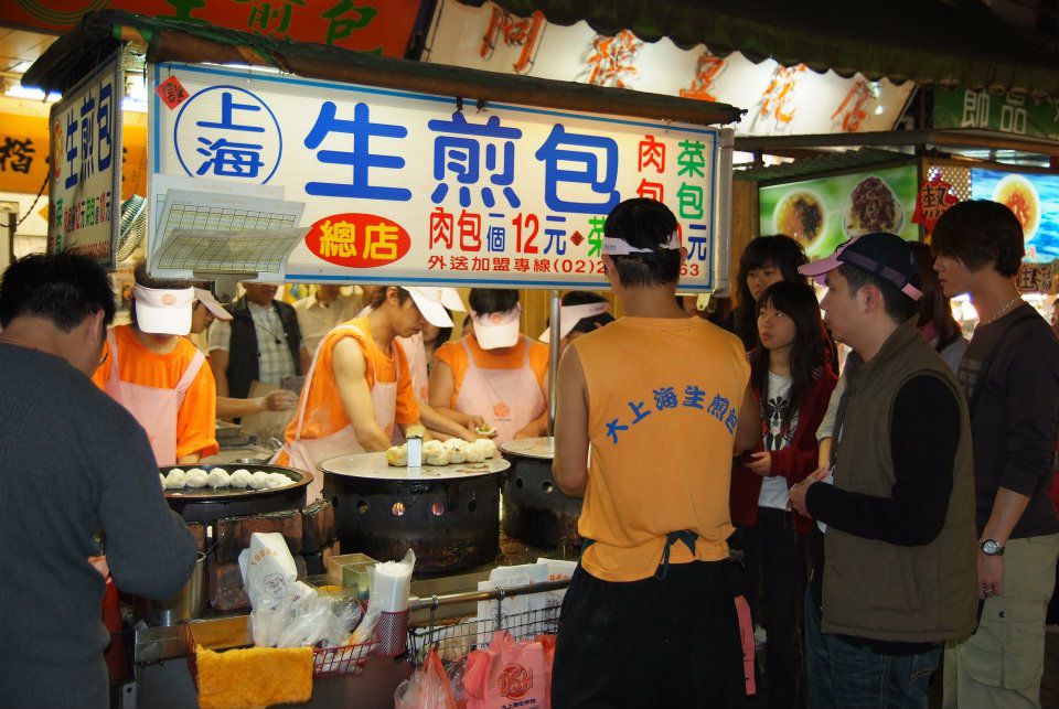 士林排隊美食！【大上海生煎包】皮脆肉汁噴發，0廚藝完美複製