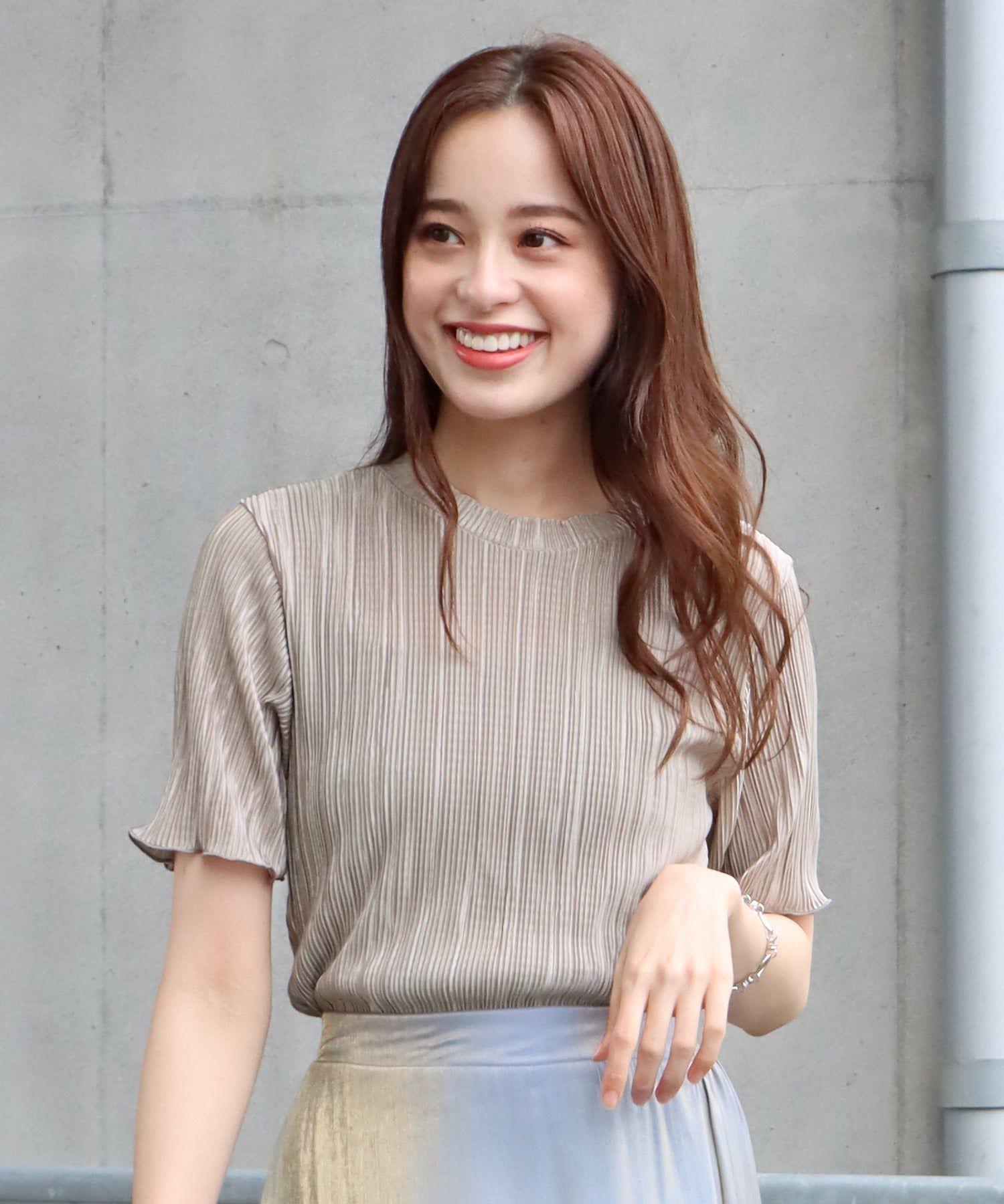 日本 BLUE EAST - 圓領貝殼紋光澤短袖上衣-卡其