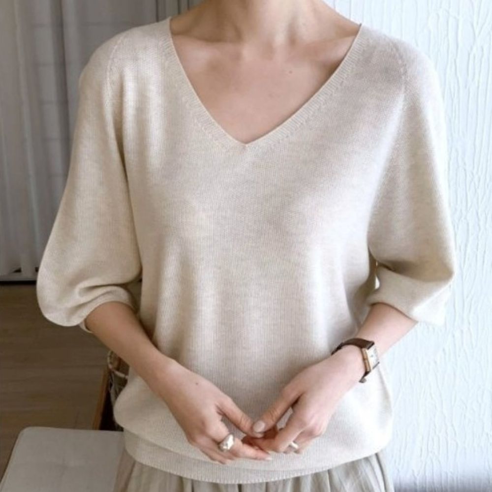 韓製 羊毛混絲V領無縫針織五分袖上衣-燕麥米 (FREE)