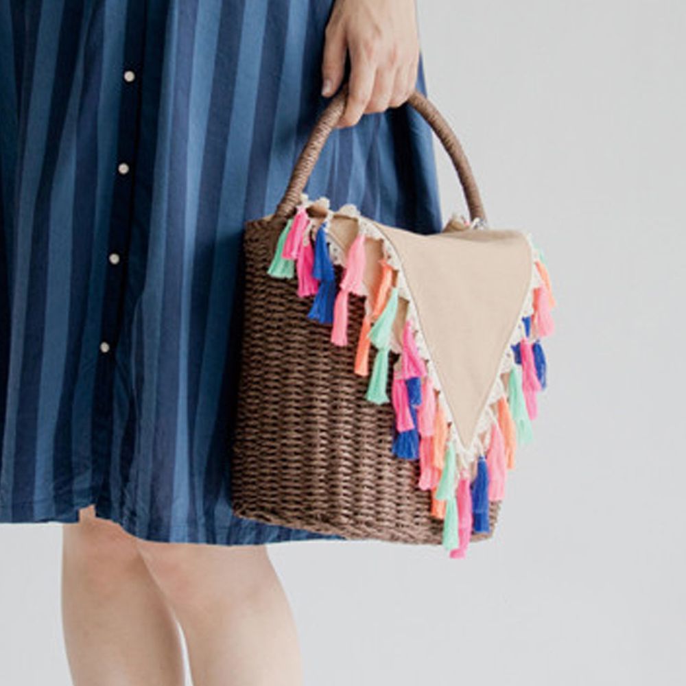 日本女裝代購 - 繽紛流蘇三角巾編織手提包-咖啡 (22x18x23cm)