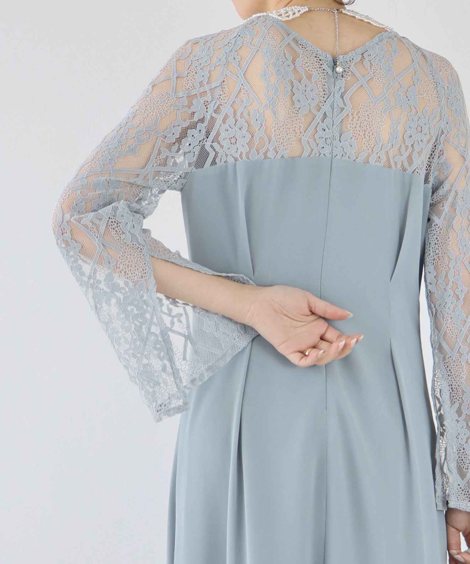 日本 BLUE EAST - 優雅V領蕾絲袖拼接洋裝-經典黑