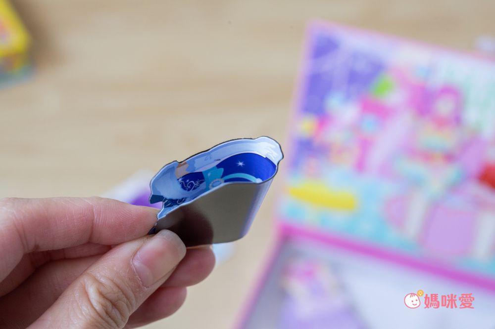 双美生活文創 - 超夢幻的公主變裝舞會  磁鐵遊戲盒-內含公主王子立體人偶4個+服裝配件磁鐵175個+夢幻換裝舞台1個