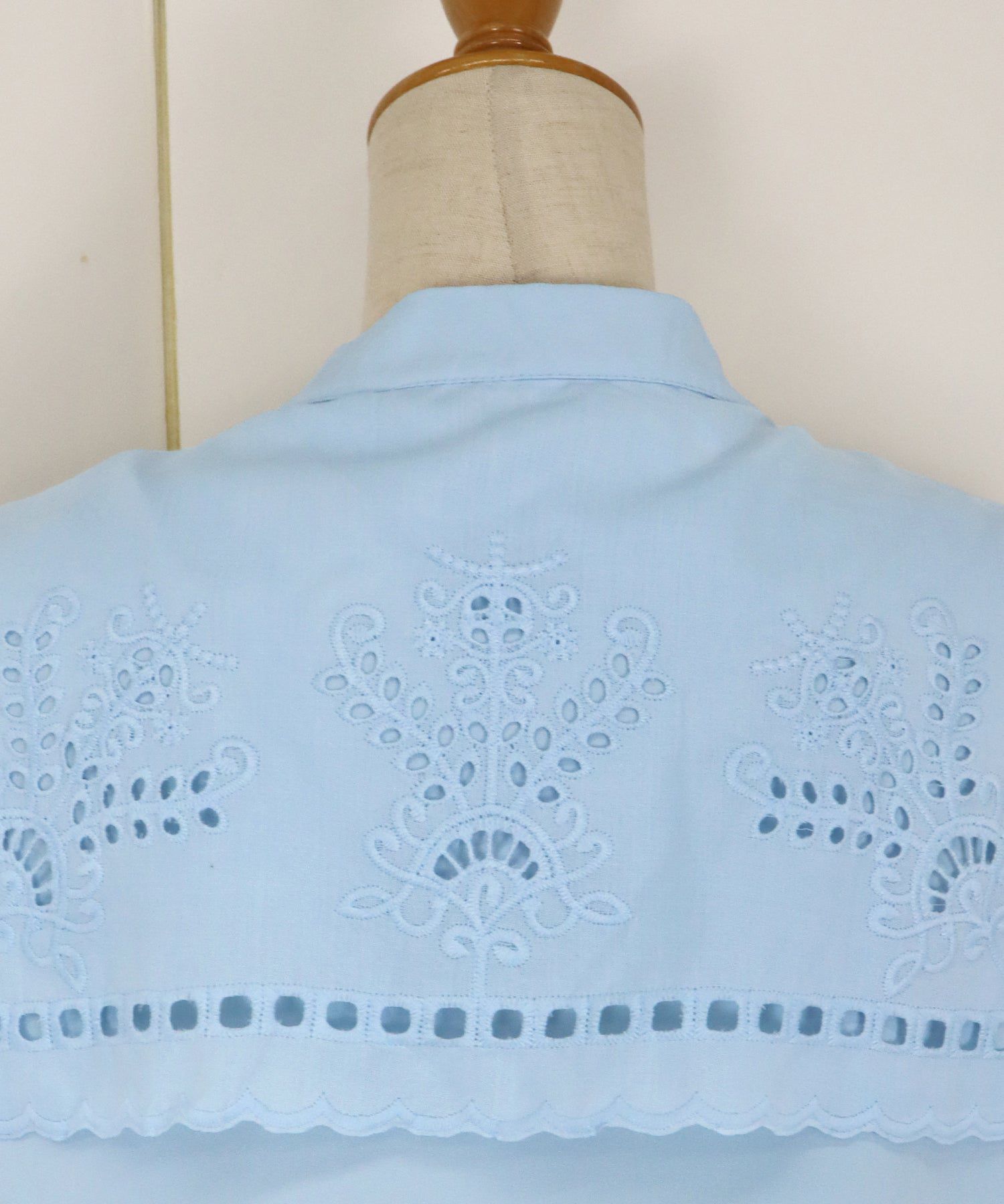 日本 BLUE EAST - 甜美蕾絲方領無袖上衣-水藍