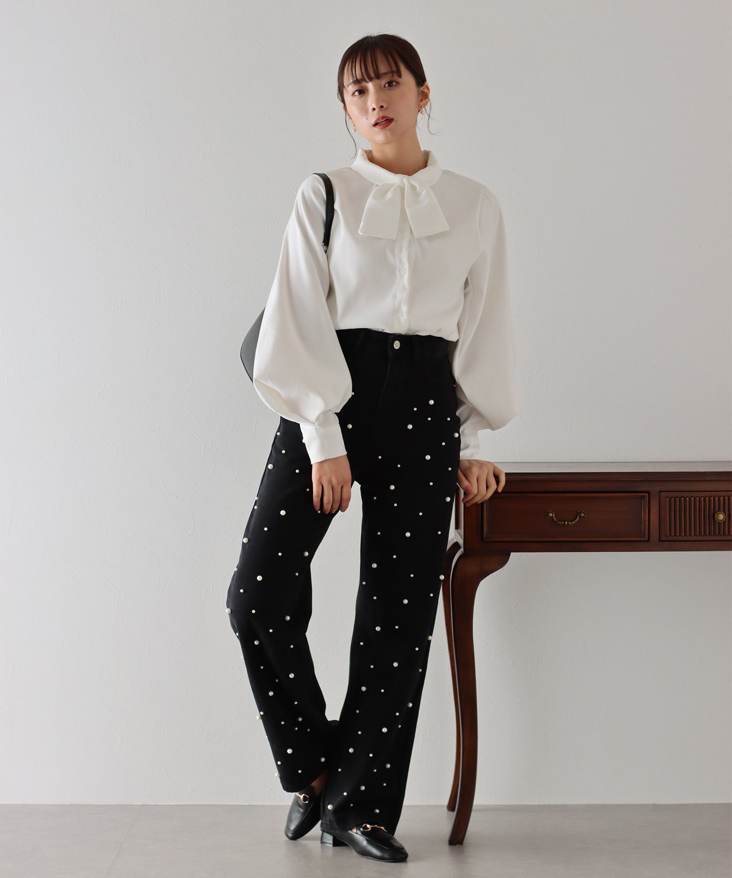 日本 BLUE EAST - 熱銷款 時尚珍珠點綴牛仔褲-A款-靛藍