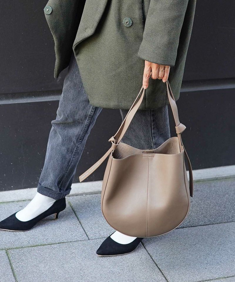 日本 COOCO - 環保材質仿皮圓深馬蹄包/肩背包-淺米杏 (W26*H26*D9cm)