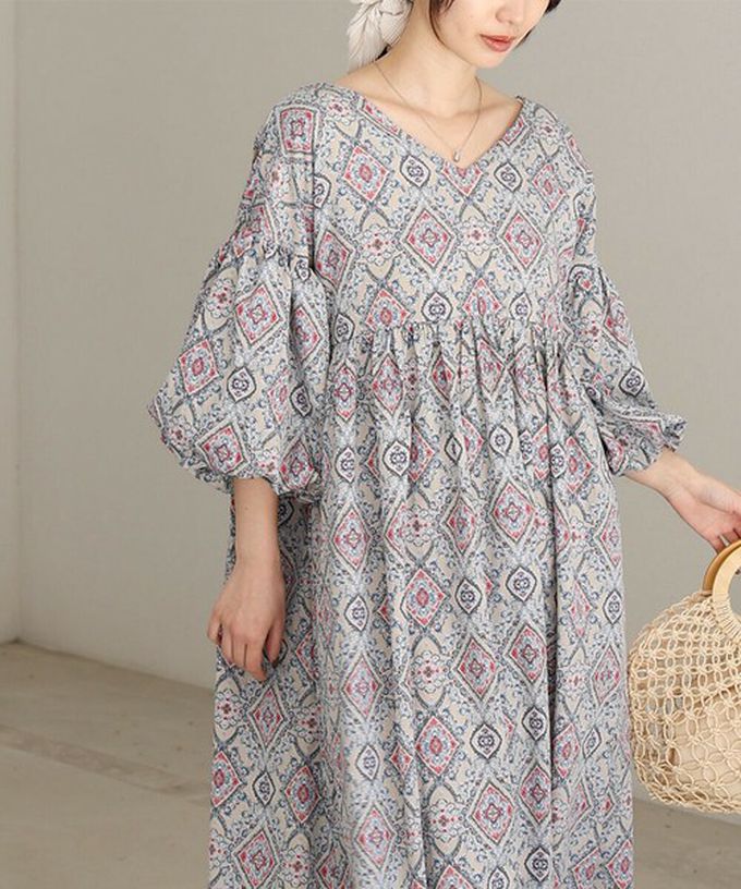 日本 Bab - 滿版歐風印花V領泡泡寬袖洋裝-寶藍棕系